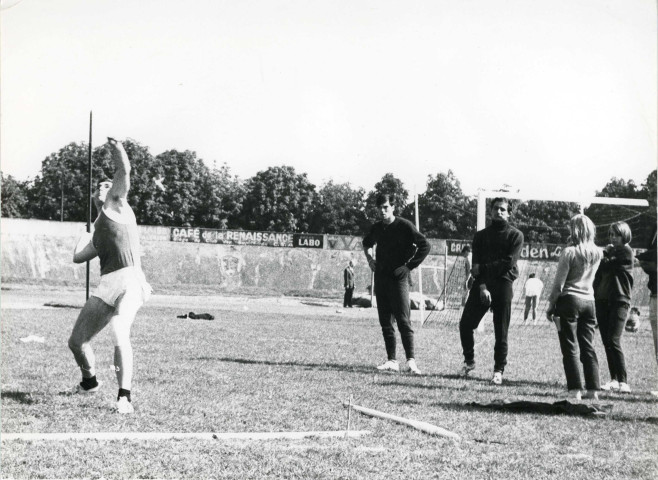 Entraînement au stade Jacques Fould, André Brilland (au milieu) et Michel Estivalet, photographie noir et blanc, phot. Claude Varnier collection particulière Thierry Varnier, 2024, AMA.