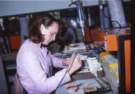 Montage du Robot Marie sur poste de travail avec hotte aspirante, Melle L. Villette : ektachrome, Philippe Giraud (juin 1979).