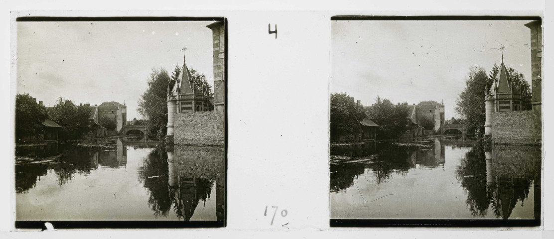 Alençon (Orne), vue sur la Sarthe, le Pont Neuf (1910), plaque de verre avec l'image en négatif noir et blanc (au gélatino-bromure d'argent), [1910], (13 cm x 6 cm), acquisition 2015, collection particulière Cabaret, AMA.
