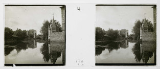 Alençon (Orne), vue sur la Sarthe, le Pont Neuf (1910), plaque de verre avec l'image en négatif noir et blanc (au gélatino-bromure d'argent), [1910], (13 cm x 6 cm), acquisition 2015, collection particulière Cabaret, AMA.