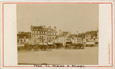 Alençon (Orne), les carioles sur la Place d'Armes un jour de marché, studio, photographie noir et blanc, suuport cartonné, tirage albuminé, Alphonse Veillon, [1867-1873], (10.5cm x 6.3cm), acquisition 2024.