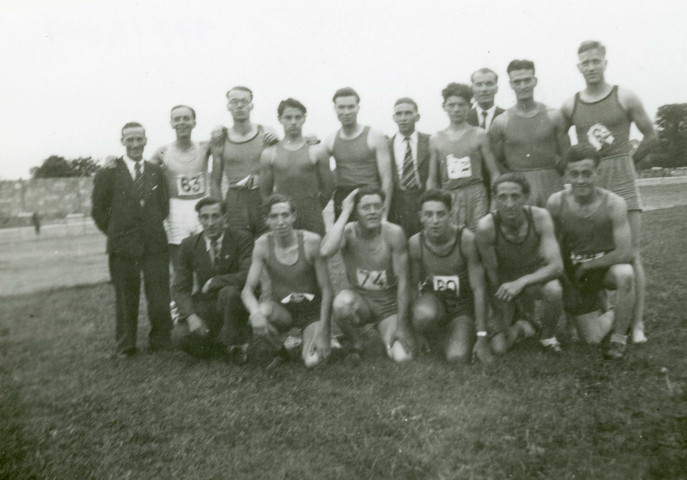 Les athlètes avant les concours [1940-1950], photographie noir et blanc, DR, (cm x cm), collection particulière Negele Danielle, 2023, AMA.