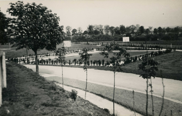 Club sportif d'Alençon (CSA), parc des sports, stade Jacques Fould, terrain de basket, (inauguration 25 mai 1947), photographie noir et blanc, DR, (14.1 cm x 9 cm), collection particulière Negele Danielle, 2023, AMA.