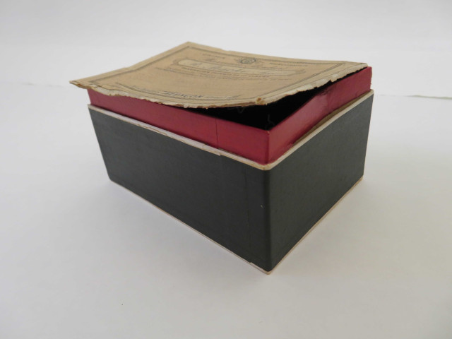 Boîte pharmaceutique rectangulaire de Raoul Pesche (couleur : blanc noir rouge) avec étiquette blanche et rose (12cm x 9cm x 7cm) (1902-1930).