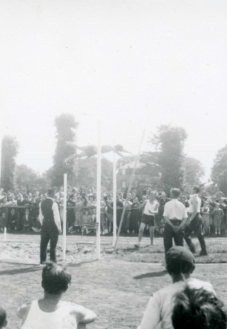 Athlétisme, saut à la perche, photographie noir et blanc, contour dentelé, DR, [1940-1950], (8.6 cm x 6.3 cm), collection particulière Negele Danielle, 2023, AMA.