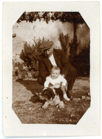 Charles Féron et sa petite-fille Huguette Messager dans le jardin des maisons de la rue Cazault, photographie noir et blanc, 6.5x8.9, Léon Messager, 1934