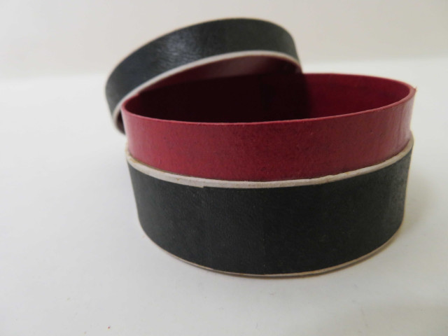 Boîtes pharmaceutiques circulaires de Raoul Pesche (couleur : blanc noir rouge) avec étiquette blanche et rose (diam : 7cm, haut : 3.2cm) (1902-1940).