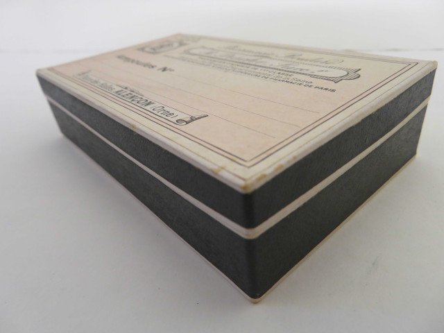 Boites à ampoules rectangulaires de Raoul Pesche (couleur : blanc noir rouge) avec étiquette (11.9cm x 7.1cm x 2.9cm) (1902-1940).