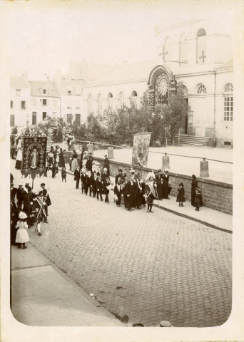 Alençon, procession de la Fête-Dieu Cours Clémenceau, reposoir devant la halle aux Toiles, photographie noir et blanc, tirage argentique sur papier, collé sur carton (8.5cm x 11.5cm) (1894).