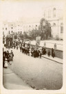 Alençon, procession de la Fête-Dieu Cours Clémenceau, reposoir devant la halle aux Toiles, photographie noir et blanc, tirage argentique sur papier, collé sur carton (8.5cm x 11.5cm) (1894).