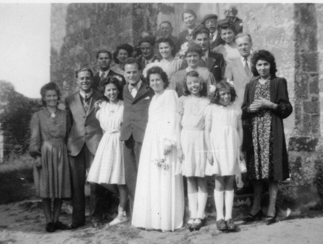 Mariage d'Annette Féron et Marcel Thoréton : photographie noir et blanc, 15.2 x 10, Léon Messager (mai 1946) (collection particulière Maryvonne Thoréton, AMA, 2018). Au premier rang : Juliette (mère de Marcel)Thoréton, Denise Messager, Marcel Thoréton, Annette Féron, Huguette Messager, Arlette Thoréton, Suzanne Messager
Au troisième rang : Odette Thoréton épouse Gomez, Gustave Gomez, Charlette Féron
Au dernier rang : Marcel Thoréton père, Juliette Féron, Charles Féron