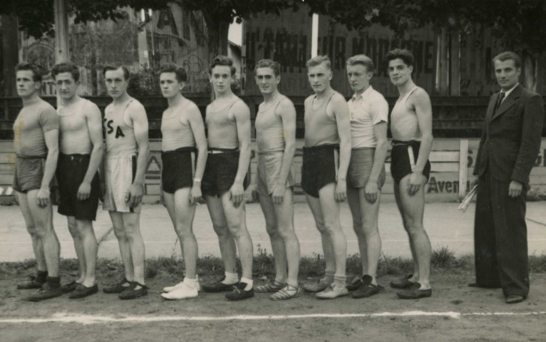 Club sportif d'Alençon (CSA), équipe d'athlétisme ?, André Maisonnier entraîneur, photographie noir et blanc, DR, (13.9 cm x 8.9 cm), collection particulière Negele Danielle, 2023, AMA.