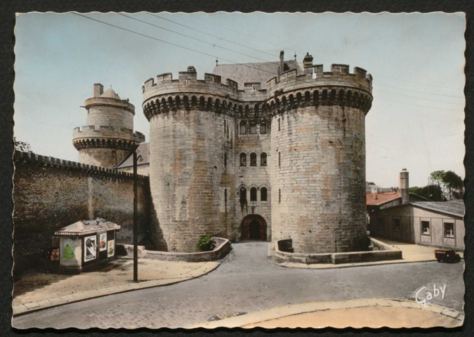 Alençon (Orne), Porte de l'ancien Château, carte postale semi-moderne colorisée n°25, bordure dentelée, Artaud frères éditeurs, Nantes (Date d'utilisation : 15 novembre 1966 ), (14x9), acquisition 2020, AMA.