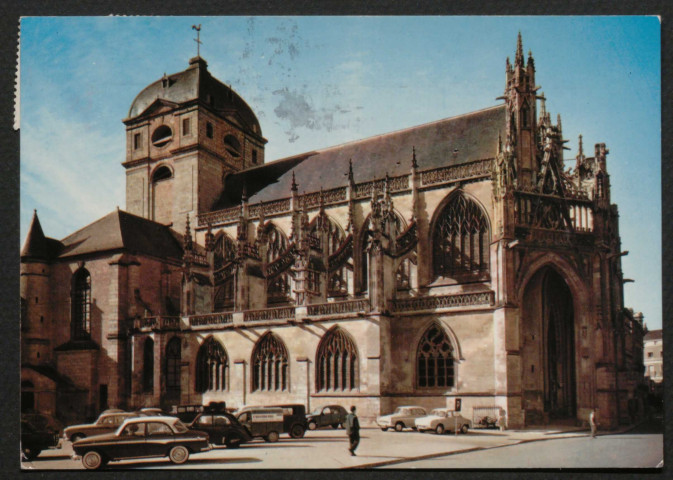 Alençon (Orne), Place Lamagdeleine et l'église Notre-Dame (XVe s), remarquable par son porche gothique à trois pans, carte postale moderne en couleur n°1, Artaud frères, éditeurs, Carquefou-Nantes, (date d'utilisation : 13 août 1984), (15x10,5), acquisition 2020, AMA.