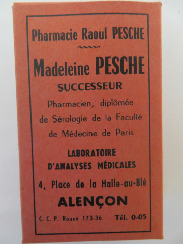 Boîtes pharmaceutiques rectangulaires de Madeleine Pesche (couleur rouge à usage vétérinaire, rose) (10cm x 6cm x 3.5cm) (1950-1980).