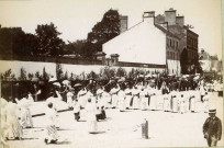 Alençon, procession de la Fête-Dieu, photographie noir et blanc, tirage argentique sur papier, collé sur carton (12.7cm x 8.4cm).
