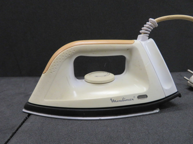 Fer à repasser Moulinex, type B06, Blanc-beige, (plastique, aluminium), Alençon Moulinex, don de l'association Moulinex Jean Mantelet.