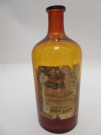 Série de 15 flacons en verre blanc ou ambré, étroite ouverture, bouchés émeri ou en liege, anciennes étiquettes (Fin XIXe siècle).