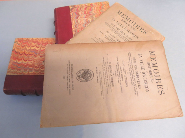Odolant Desnos, Mémoires historiques sur la ville d'Alençon et ses seigneurs ; précédés d'une dissertation sur les peuples qui ont habité anciennement le duché d'Alençon et le Comté du Perche et sur l'état ancien de ces pays, Alençon, JZ Malassis le Jeune, 1787, 2 vols-in8 (de Ixiv-493pp et 628pp-23pp (tables)-6pp (errata)-6pp (additions de l'auteur)-(2)pp illustrés de quelques bandeaux et vignettes, d'un plan hors-texte, de 6 planches hors texte dont 4 planches dépliantes. Edition originale, (exemplaire d'Auguste Poulet-Malassis avec ex-Libris). Ex-Libris (A.P.M. "Je l'ai") d'Auguste Poulet-Malassis. Tome 1.