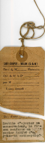 3 estagnons en aluminium pour transport de l'urine destinée à l'analyse chimique et envoi par la poste avec étiquette et fiche de renseignements à remplir (XXe siècle).