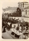 Alençon, procession de la Fête-Dieu Cours Clémenceau, Prêtres et Saint-Sacrement sous un dais porté par quatre personnes et reposoir devant la halle aux Toiles, photographie noir et blanc, tirage argentique sur papier, collé sur carton (8.5cm x 11.5cm) (1894).
