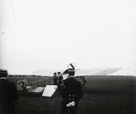 Alençon (Orne), fête d'aviation (juillet 1912), Sadi Lecointe sur monoplan Blériot sur le champ de manœuvres, DR, AMA.