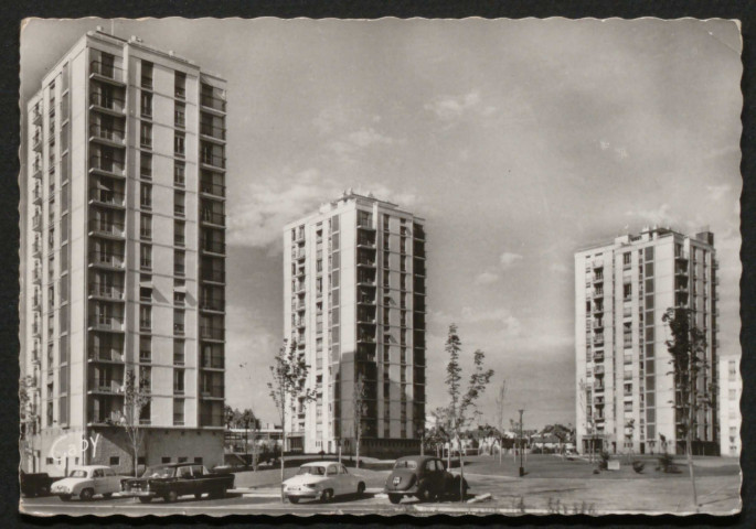 Alençon (Orne), Champ Perrier, carte postale semi-moderne noir et blanc n°32, éditeurs Artaud père et fils, éditions Gaby, (Date d'utilisation : 28 juillet 1967 ), (14,7x10), AMA.