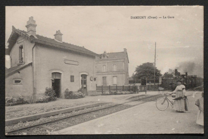 Damigny (Orne), La mairie, carte postale ancienne noir et blanc, Parisel-Rivière, édit, épicerie-tabacs. Damigny, phototypie A. Breger frère, Paris, (date d'utilisation : 07 septembre 1907), (14x9), acquisition 2021, AMA.