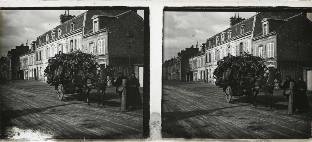 Alençon (Orne), Rue de Bretagne, carriole du rempailleur [vers 1910], DR, AMA.