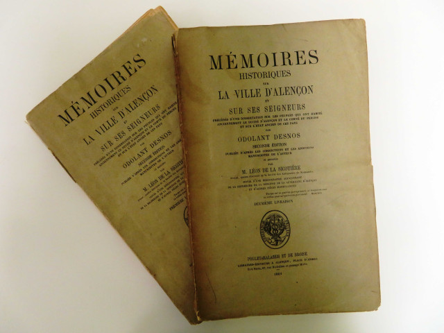 Odolant Desnos, Léon de la Sicotière, Mémoires historiques sur la ville d'Alençon et ses seigneurs ; précédés d'une dissertation sur les peuples qui ont habité anciennement le duché d'Alençon et le Comté du Perche et sur l'état ancien de ces pays, Alençon, Poulet-Malassis et De Broise, 1861, 2 livraisons formant 1 tome (seul paru) en 2 vols in-8 brochés (445p en continue). Seconde édition, 2ème volume.