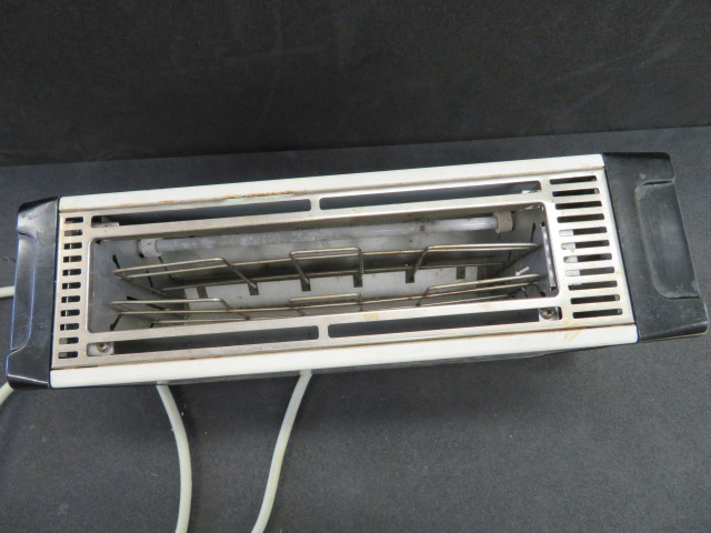 Grille-pain Moulinex type 512(1980), (métal, plastique), don de l'association Moulinex Jean Mantelet.