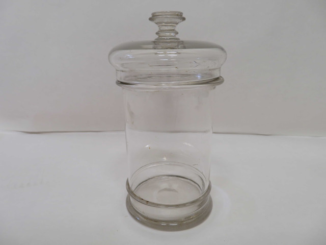 Série de 6 accessoires de laboratoire de pharmacie en verre (XXe siècle).