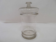 Série de 6 accessoires de laboratoire de pharmacie en verre (XXe siècle).