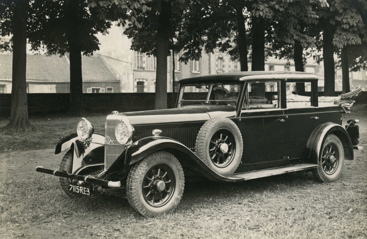 Exposition Panhard-Levassor dans la fabrique de voitures d'Albert Lemaître, landaulet 6DS (X66), carrossé par Letourneur et Marchand (années 1930), photographie noir et blanc, (17.7cm x 12cm), collection particulière établissements Lemaître, acquisition 2022, AMA.