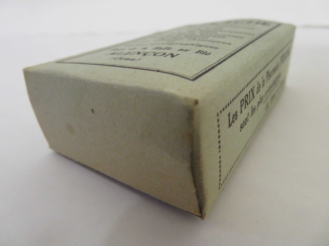 Boîtes pharmaceutiques rectangulaires de Raoul Pesche (couleur : vert) (8.5 x 5 x 3) (1902-1940).
