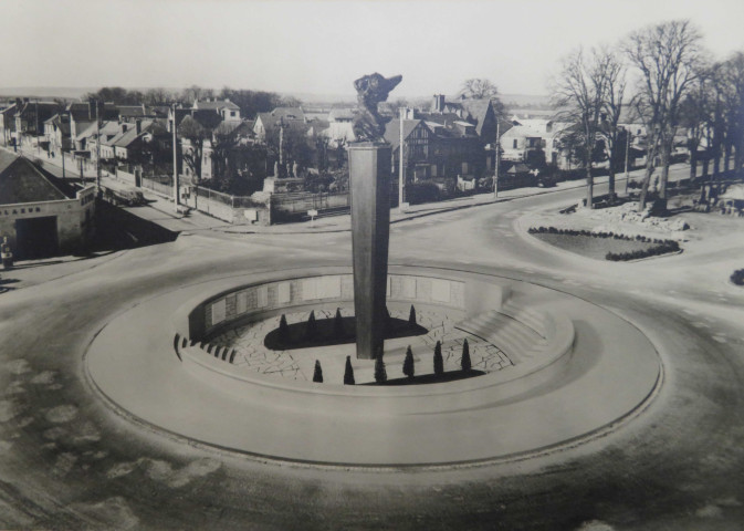 Maquette du monument aux morts, projet René Letourneur et Hourlier : montage photographique pour perspective d'ensemble (1952)
