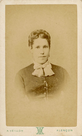 Portrait d'une femme, studio, photographie noir et blanc, tirage albuminé, Alphonse Veillon, [1873-1878], acquisition 2022 .