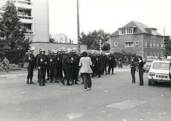 L'évacuation des lieux par les CRS : lot de 17 photographies.