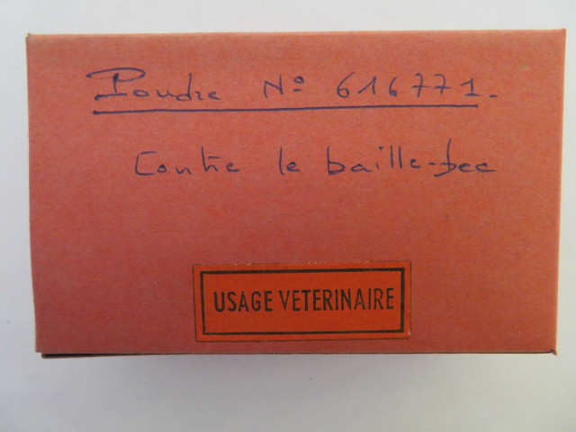 Boîtes pharmaceutiques rectangulaires de Madeleine Pesche (couleur rouge à usage vétérinaire, rose) (10cm x 6cm x 3.5cm) (1950-1980).
