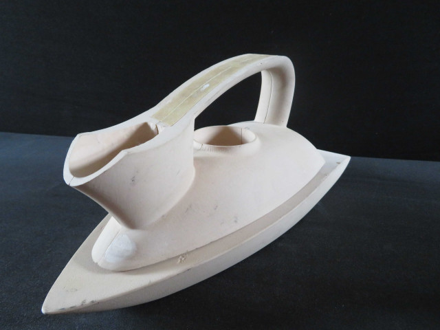 Fer à repasser prototype MEC 9.000.25 (sd) (bois), 2 pièces (don de l'association Moulinex Jean Mantelet), AMA
