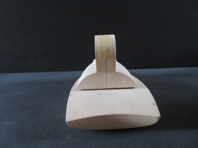 Fer à repasser prototype MEC 9.000.25 (sd) (bois), 2 pièces (don de l'association Moulinex Jean Mantelet), AMA