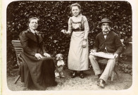 Alençon, la famille Jouin et leur chien (1894), photographie noir et blanc.