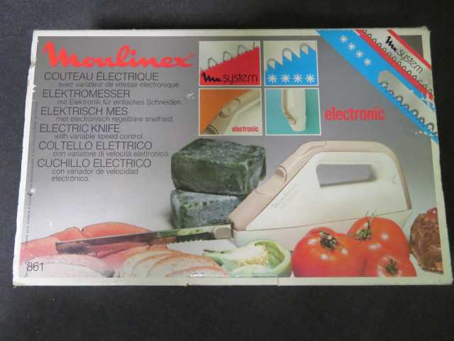 Couteau électrique avec variateur de vitesse, type 860, code 210, (plastique, métal), bitension, 4 pièces 2 lames, support mural, Alençon Moulinex, don de l'association Moulinex Jean Mantelet.
