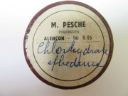 Boîtes pharmaceutiques circulaires de Madeleine Pesche (couleur : marron) avec étiquette blanche (diam : 3.7cm, haut : 1.7cm) (1950-1980).