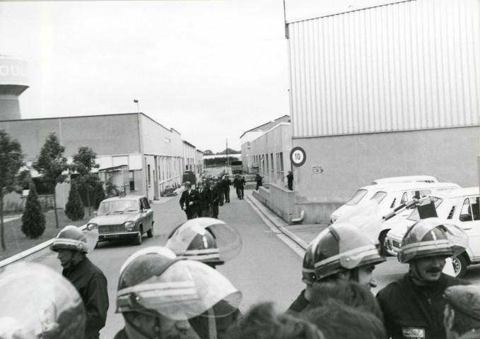 Remplacement des CRS par les gendarmes mobiles : lot de 7 photographies.