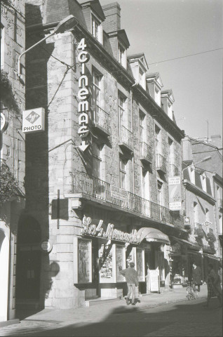 Projet du cinéma "Normandy" à Alençon, Grande rue et rue des Carreaux, compagnie Française des cinémas propriétaire, coupe transversale, suivant AB, (architecte : DUBREUIL Paul, BESNARD BERNADAC Félix, 1/50, 12/11/1935, plan n°8), papier.