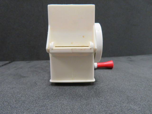 Mouli Grater, moulinette manuelle pour râper du fromage avec emballage, blanc et rouge, râpe tubulaire (plastique, métal), Alençon Moulinex, 2 pièces, don de l'association Moulinex Jean Mantelet.