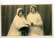 Communion des jumelles Charlette et Annette Féron, rue Cazault, photographie noir et blanc, 13.4x8.3 DR, Léon Messager (16 juin 1935).