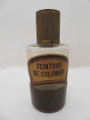 Série de 11 flacons de pharmacie, en verre, bouchon en métal, étiquettes églomisées en noir et dorure (Fin XIXe siècle).