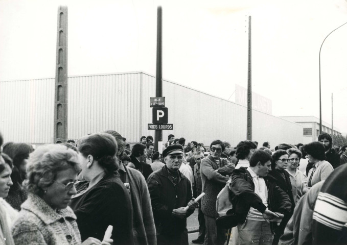 Manifestation sur le site contre l'intervention des forces de l'ordre : lot de 2 photographies.